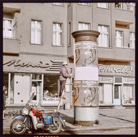 Plakatkleber an einer Litfaßsäule in Berlin-Pankow. Farbfoto, 1970er Jahre © Kurt Schwarz.