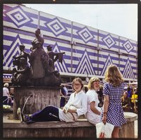 Drei Mädchen vor der neuen Markthalle am Alexanderplatz. Farbfoto, 1970er Jahre © Kurt Schwarz.