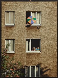 Mietshausfassade mit Sommeridylle. Farbfoto, 1970er Jahre © Kurt Schwarz.