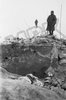 Rotarmist an einem zerstörten Bunker der Mannerheim-Linie, Karelische Landenge, Februar 1940