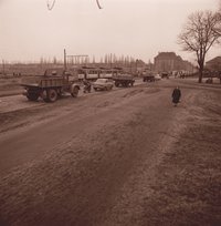 Fotografie Stau vor den Gleis anlagenan der Magdeburger Straße / Nähe Altstädtischer Bahnhof stadteinwärts, 1968