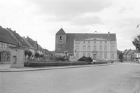 Wusterhausen/Dosse, Ortsansicht 7 mit Kirche St. Peter und Paul und Rathaus und VVN Gedenkstein, inzwischen entfernt
