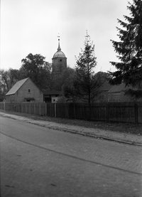 Zützen (Golßen), Ortsansicht 2 mit Dorfkirche