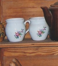 Zwei Porzellantassen mit Blumendekor
