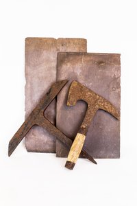 Haubrücke und Hammer für die Herstellung von Schieferplatten