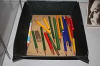Kasten mit Bleistiften und Radiergummi
