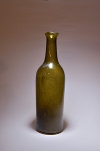 Grüne Flasche mit ausgestelltem Mündungsrand