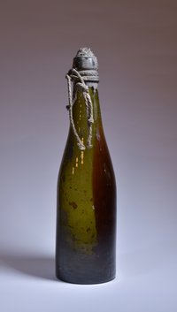 Kegelförmige Flasche mit Originalverschluss