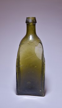 Globsower Vierkantflasche mit eingewölbten Seiten
