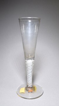 Schlankes Kelchglas mit Milchglasfäden im Schaft