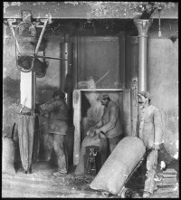 Mühlenarbeiter an der Absackung