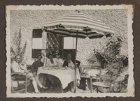 Gerty von Hofmannsthal mit anderen auf der Terrasse von Schloss Prielau in Zell am See 1934