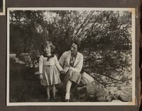 Alice Astor mit ihrer Tochter Sylvia Guirey vor See