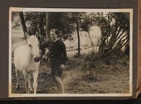 Raimund von Hofmannsthal neben einem Pferd stehend