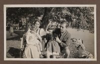 Raimund und Alice von Hofmannsthal mit Kindern am See