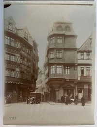 Adler Kraftdroschke vor dem Haus Luther, ca. 1905