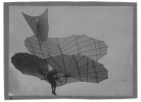 Fotografie: Otto Lilienthal mit Flugapparat "Großer Doppeldecker" (f0941)