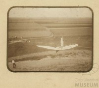 Fotografie: Otto Lilienthal im Flug (F0106)