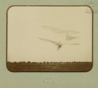 Fotografie: Otto Lilienthal mit Großem Doppeldecker im Flug