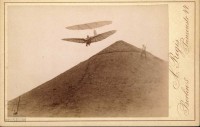 Fotogrrafie: Otto Lilienthal mit "kleinem Doppeldecker" am fliegeberg