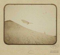 Fotografie Flugversuch Otto Lilienthals (f0113)