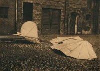Fotografie des Unglücksapparates Otto Lilienthals auf dem Hof seiner Maschinenfabrik