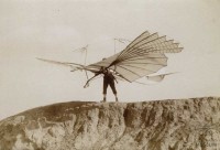 Fotografie Flugversuch Otto Lilienthals mit Schlagflügelapparat