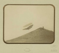 Fotografie Flugversuch Otto Lilienthals (kleiner Doppeldecker)