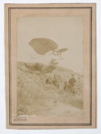 Fotografie Flugversuch Otto Lilienthals (f0067)