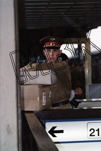 Fotografie: Soldat der Berlin-Brigade, Bahnhof Berlin-Lichtenberg, 1. September 1994