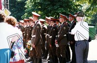 Fotografie: Soldaten der Ehrenformation der Berlin-Brigade am Rande der Parade in der Wuhlheide, Berlin, 25. Juni 1994