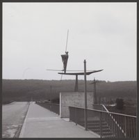Aufstellung der Skulptur "Großer Fährmann" von Bernhard Heiliger an der Dieter-Roser-Brücke über dem Neckar in Esslingen