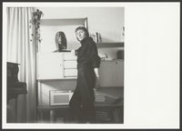 Die Tänzerin Dore Hoyer neben dem Kopfporträt ihrer selbst von Bernhard Heiliger stehend