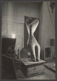 Atelieransicht mit Bernhard Heiligers „Große Kniende II“ auf einem Sockel