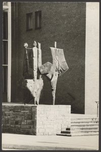 Aufnahme von Bernhard Heiligers Skulptur "Fünf Erdteile" vor der Oberpostdirektion der Stadt Kiel, aufgenommen 1961