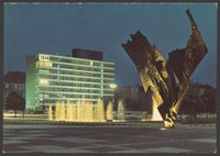 Postkartendruck der Farbfotographie von Bernhard Heiligers Skulptur „Flamme“ auf dem Ernst Reuter-Platz bei Nacht