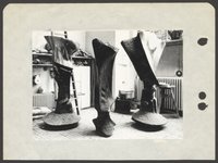 Werkstattaufnahme von Bernhard Heiligers drei Skulpturen „Vertikale Motive I-III“