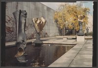 Bernhard Heiligers „Vertikale Motive I-III" im Skulpturengarten der Neuen Nationalgalerie Berlin