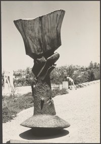Aufnahme von Bernhard Heiligers "Vertikalem Motiv II" im Billy Rose-Skulpturengarten des Isrealischen Museums in Jerusalem