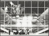 Installationsansicht von Bernhard Heiligers großer Hängeskulptur „Kosmos 70“ im Westfoyer des Reichstagsgebäudes Berlin