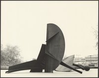 Bernhard Heiligers zweiteilige Skulptur „Tag und Nacht“ vor der Berliner Nationalgalerie