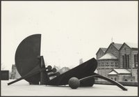 Ansicht von Bernhard Heiligers Skulptur "Tag und Nacht" vor der Neuen Nationalgalerie Berlin