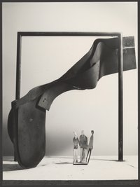 Fotoaufnahme einer Maquette für ein Fahnentor von Bernhard Heiliger aus dem Jahre 1984