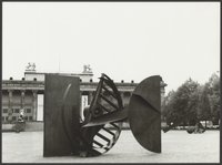 Fotodokumentation der Aufstellung von Bernhard Heiligers "Deus ex machina" von 1985 vor dem Altem Museum in Berlin