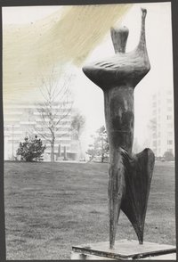 Aufnahme von Bernhard Heiligers Skulptur „Nike“ während der Interbau 1957