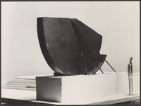 Schwarz/Weißfotografie der Maquette aus Pappe für die Eisenskulptur "Echo I" von Bernhard Heiliger