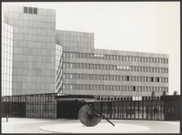 Installationsansicht der Skulptur „Solarica-X“ vor dem Bürogebäude der IBM Deutschland