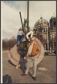 Bernhard Heiliger beim Aufbau seiner Skulptur "Solarica-Y" vor dem Alten Museum in Berlin