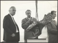 Sep Ruf und Bernhard Heiliger vor seiner Skulptur „Vogelschrei“
