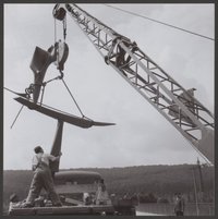 Aufstellung der Skulptur "Großer Fährmann" von Bernhard Heiliger an der Dieter-Roser-Brücke über dem Neckar in Esslingen